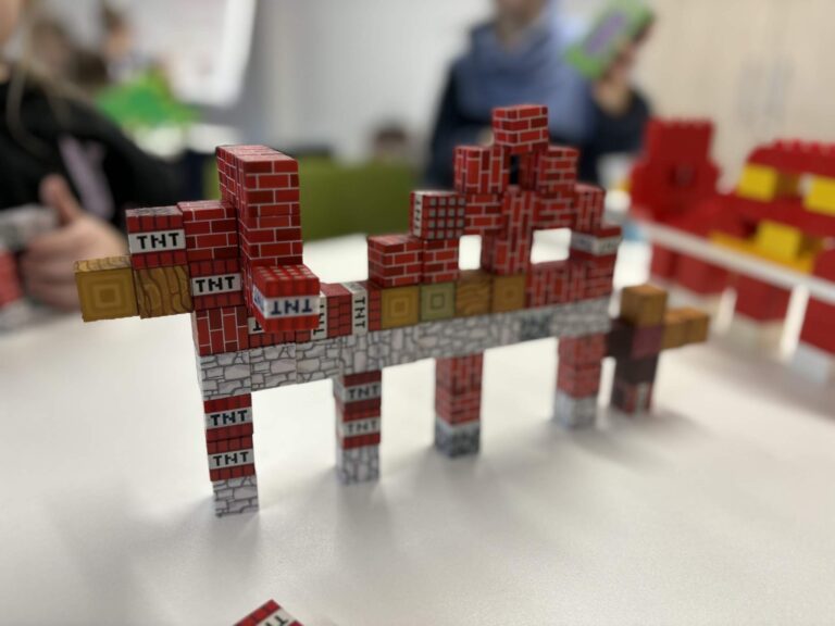 Dzień Dinozaura z&nbsp;klockami i&nbsp;Minecraftem